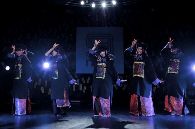 「イーアル ! キョンシー feat. 好好！キョンシーガール」をパフォーマンスする9nine。