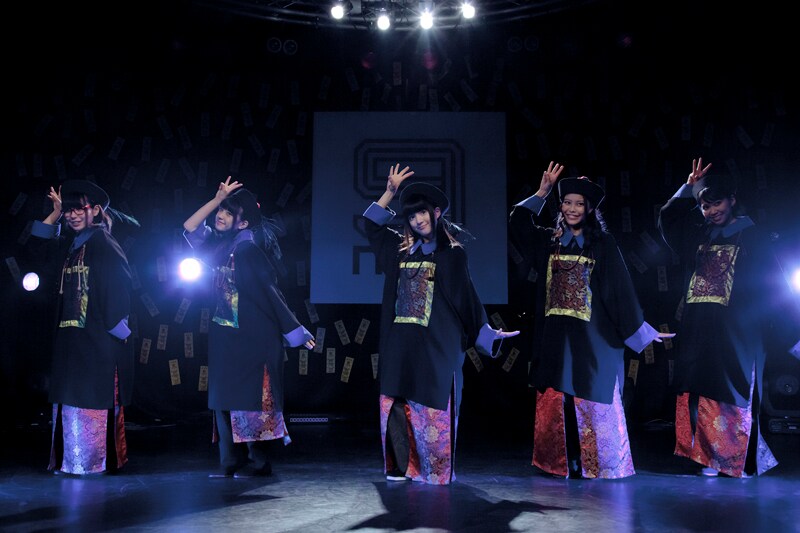 「イーアル ! キョンシー feat. 好好！キョンシーガール」をパフォーマンスする9nine。