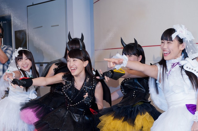 「悪夢ちゃん」記者会見の終盤に乱入したももクロ。テレビなどでも紹介されたおなじみ「かなこベアダー」が持ち込み困難だったため、CO2の噴射は小型スプレーでひっそりと行われた。