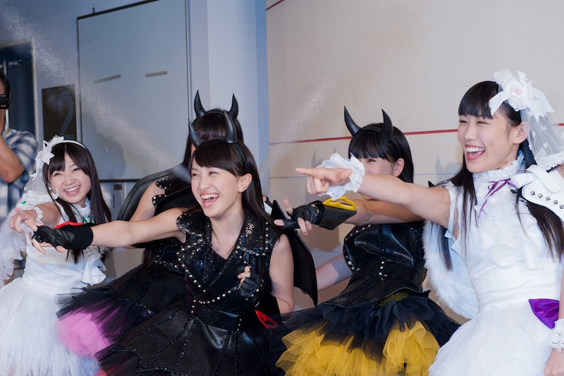 「悪夢ちゃん」記者会見の終盤に乱入したももクロ。テレビなどでも紹介されたおなじみ「かなこベアダー」が持ち込み困難だったため、CO2の噴射は小型スプレーでひっそりと行われた。