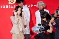 「悪夢ちゃん」主題歌に起用されたももクロの新曲「サラバ、愛しき悲しみたちよ」をひと足早く試聴する北川景子（写真手前左）と、その様子をいぶかしげに見つめるドラマ出演者のGACKT（写真後列左）。