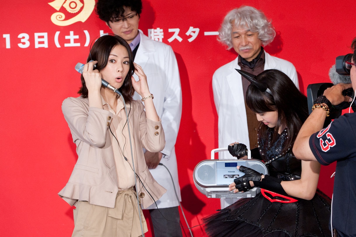 「悪夢ちゃん」主題歌に起用されたももクロの新曲「サラバ、愛しき悲しみたちよ」をひと足早く試聴する北川景子（写真手前左）と、その様子をいぶかしげに見つめるドラマ出演者のGACKT（写真後列左）。