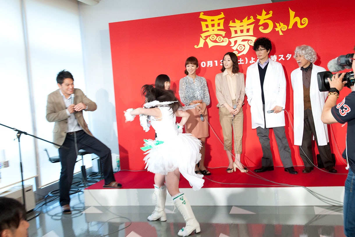 突然ダンスを披露する有安杏果（写真中央）。