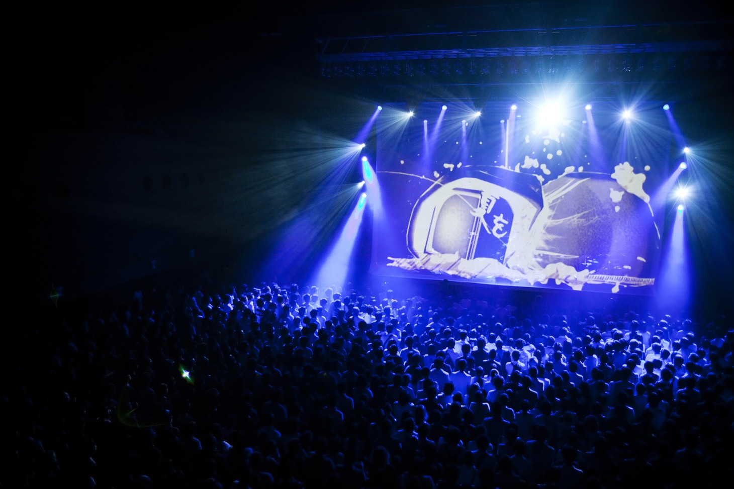 写真はライブDVD「0.7」のワンシーン。