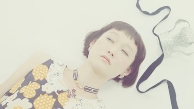 bomi「薄目のプリンセス」ビデオクリップのワンシーン。