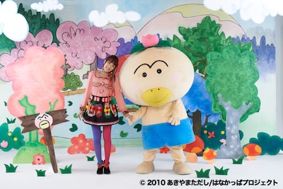 今井絵理子（写真左）とはなかっぱくん（右）。