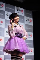 ステージにはシングル「♪の国のアリス」のジャケットと同じ紫の衣装で登場。