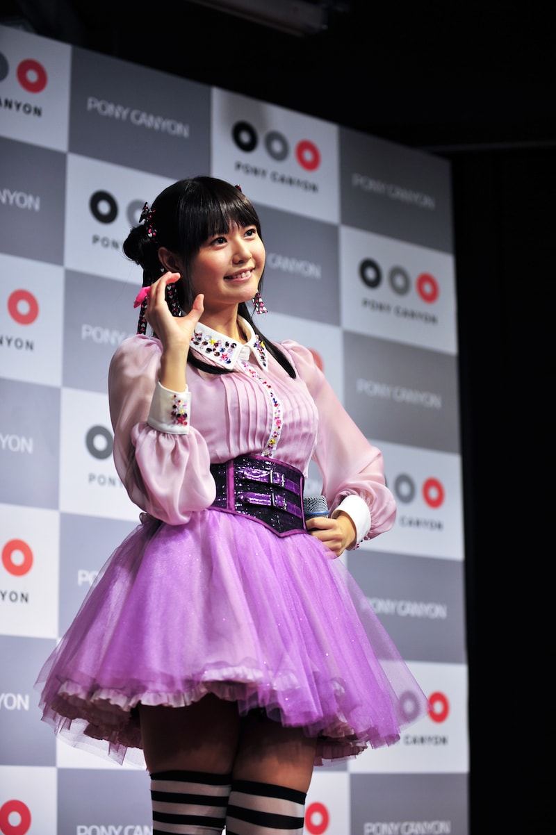 ステージにはシングル「♪の国のアリス」のジャケットと同じ紫の衣装で登場。