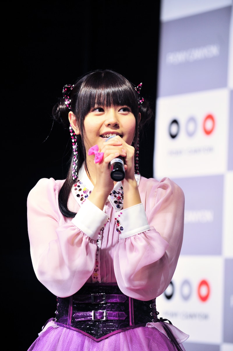 キラキラした表情でトークする竹達彩奈。