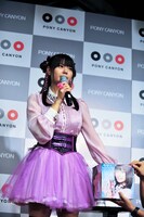 ステージ上でプレゼント抽選を行う竹達彩奈。