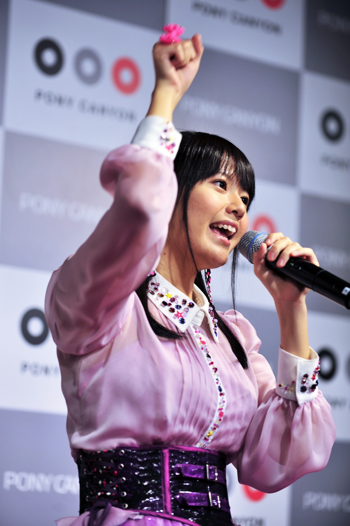 「CANDY LOVE」を歌う竹達彩奈。