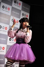 「CANDY LOVE」を歌う竹達彩奈。