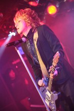 写真は9月28日に岡山で行われたライブでの清春。