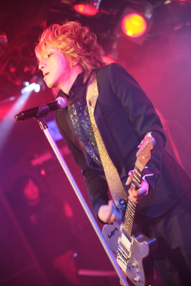 写真は9月28日に岡山で行われたライブでの清春。