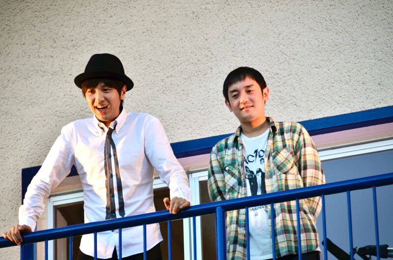 ベランダからファンと交流を図るゆず。