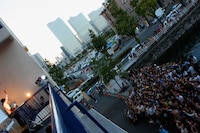 横浜の街を見渡し熱唱するゆず。