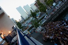 横浜の街を見渡し熱唱するゆず。