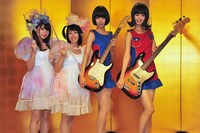 金屏風をバックに並んだバンドじゃないもん！（左）とバニラビーンズ（右）。