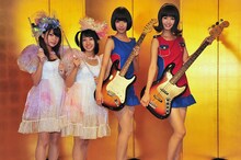 金屏風をバックに並んだバンドじゃないもん！（左）とバニラビーンズ（右）。