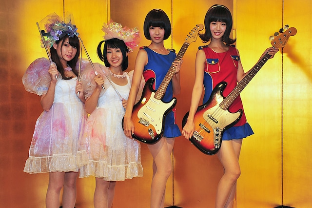 金屏風をバックに並んだバンドじゃないもん！（左）とバニラビーンズ（右）。