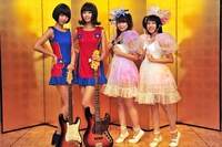 バンドじゃないもん！（右）とバニラビーンズ（左）。