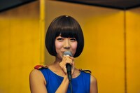 2012年10月、デビュー5周年記念会見出席時のレナ（バニラビーンズ）。