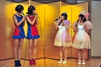 バニラビーンズ（左）とバンドじゃないもん！（右）。