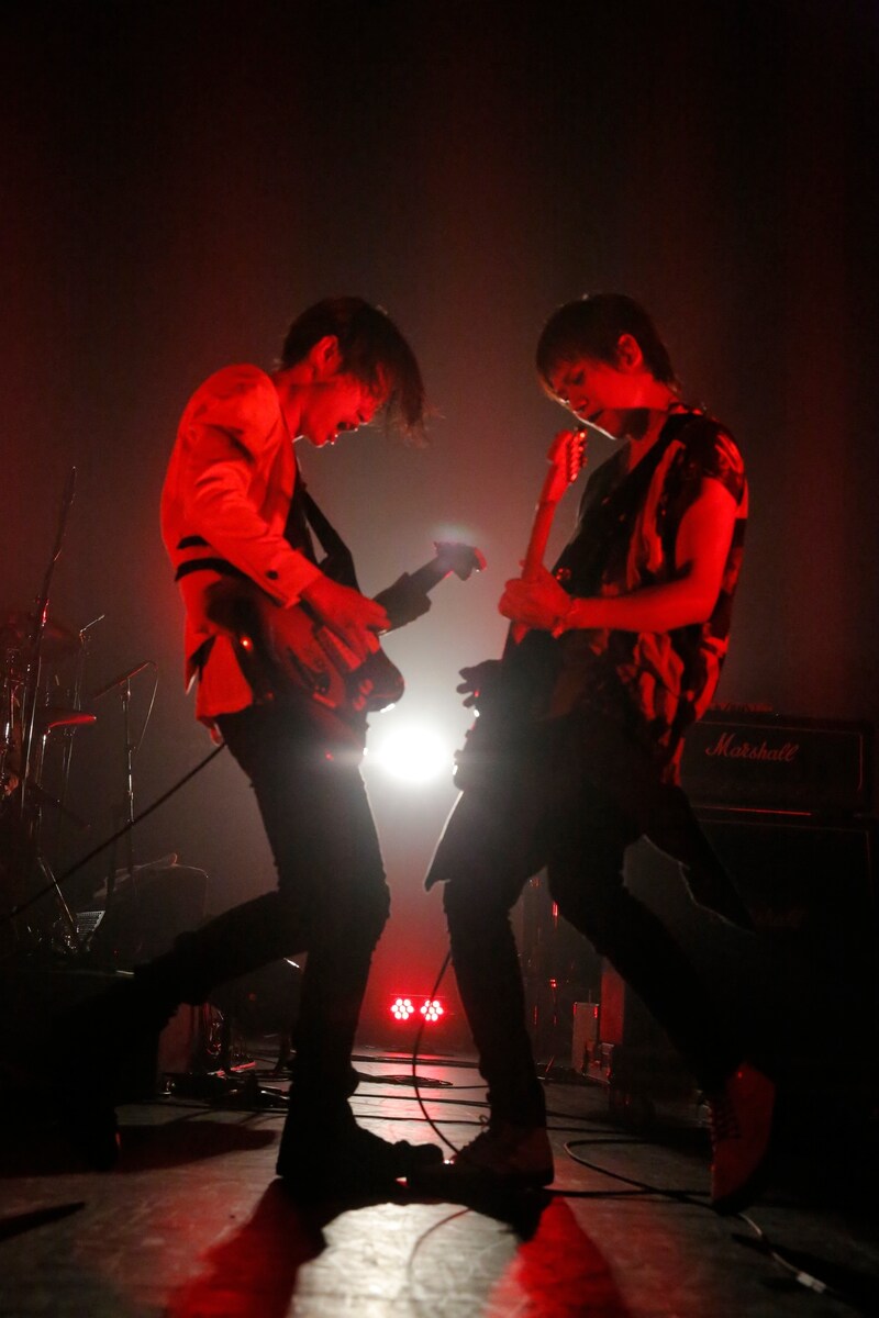 「NICO Touches the Walls TOUR 2012 "ALGORHYTMIQUE"」SHIBUYA-AX公演の様子。写真はギターバトルを繰り広げる光村龍哉（Vo, G / 写真左）と古村大介（G / 写真右）（PHOTO BY Kamiiisaka Hajime）