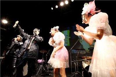 漁港（写真左側2人）とバンドじゃないもん！（右側2人）。