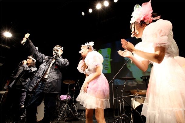 漁港（写真左側2人）とバンドじゃないもん！（右側2人）。