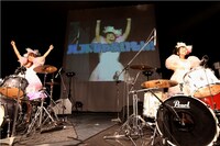 ドラム演奏中のみさこ（写真右）とかっちゃん（左）。