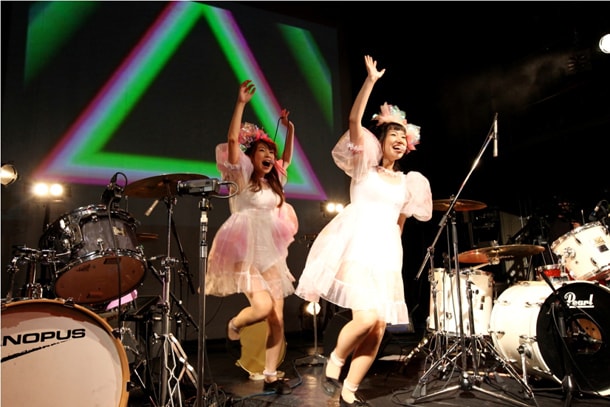 2度目の「パヒパヒ」で前へ踊りに出ていくみさことかっちゃん。