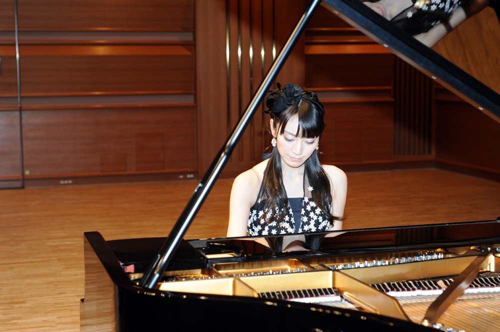 ピアノを弾く松井咲子。