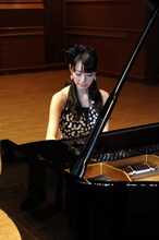 ピアノを弾く松井咲子。