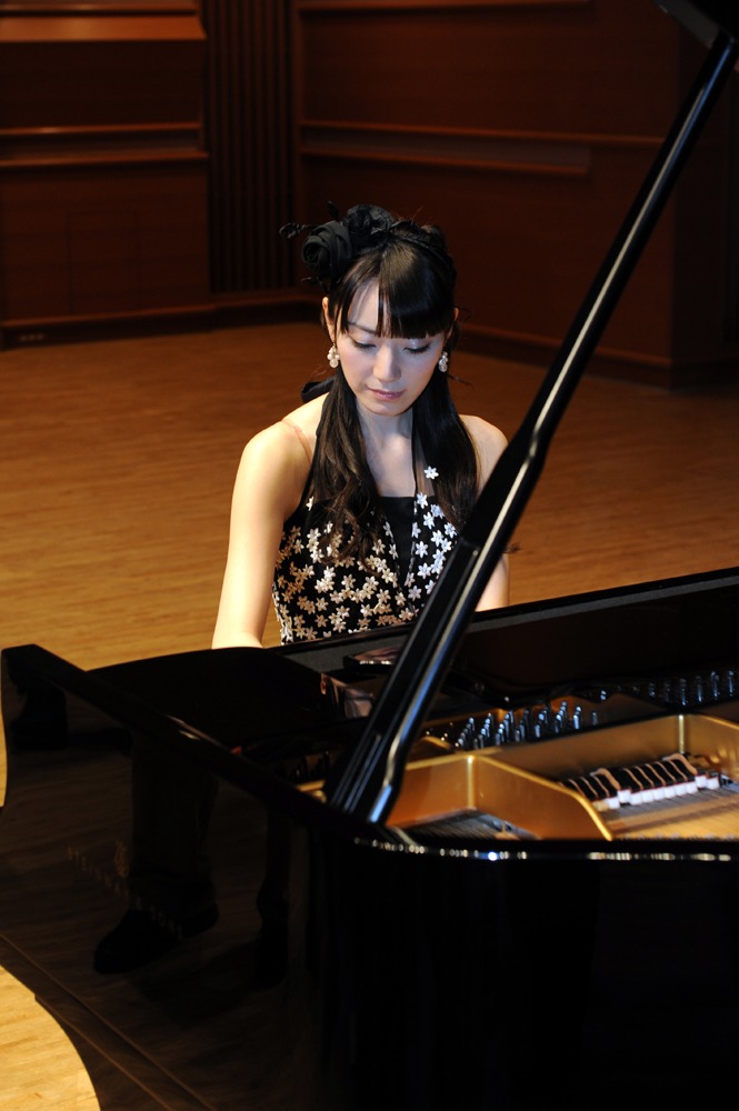 ピアノを弾く松井咲子。