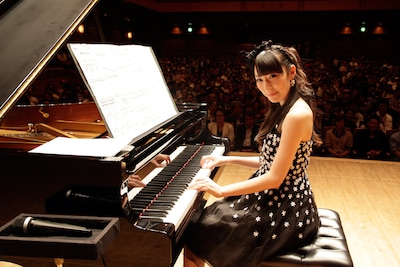 リリース記念イベント中に行われたフォトセッションより。