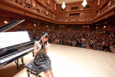 リリース記念イベント中に行われたフォトセッションより。