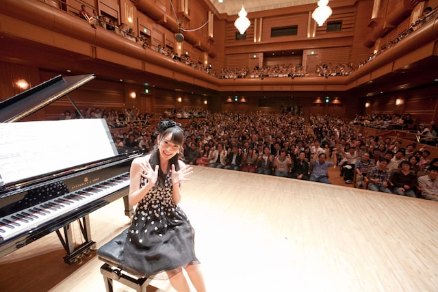 リリース記念イベント中に行われたフォトセッションより。