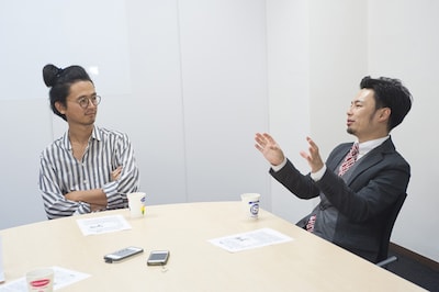写真左から長岡亮介（ペトロールズ）、浜野謙太（在日ファンク）。