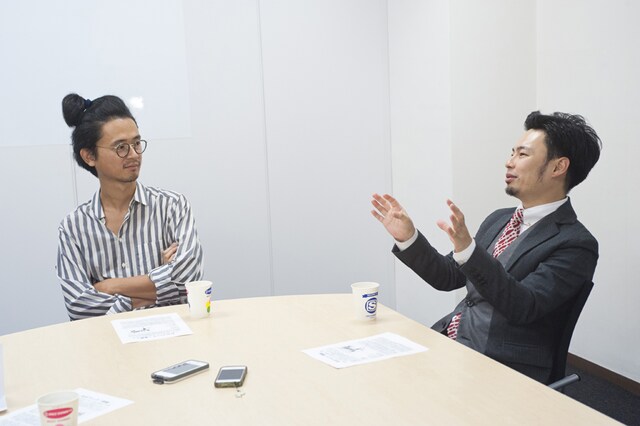 写真左から長岡亮介（ペトロールズ）、浜野謙太（在日ファンク）。