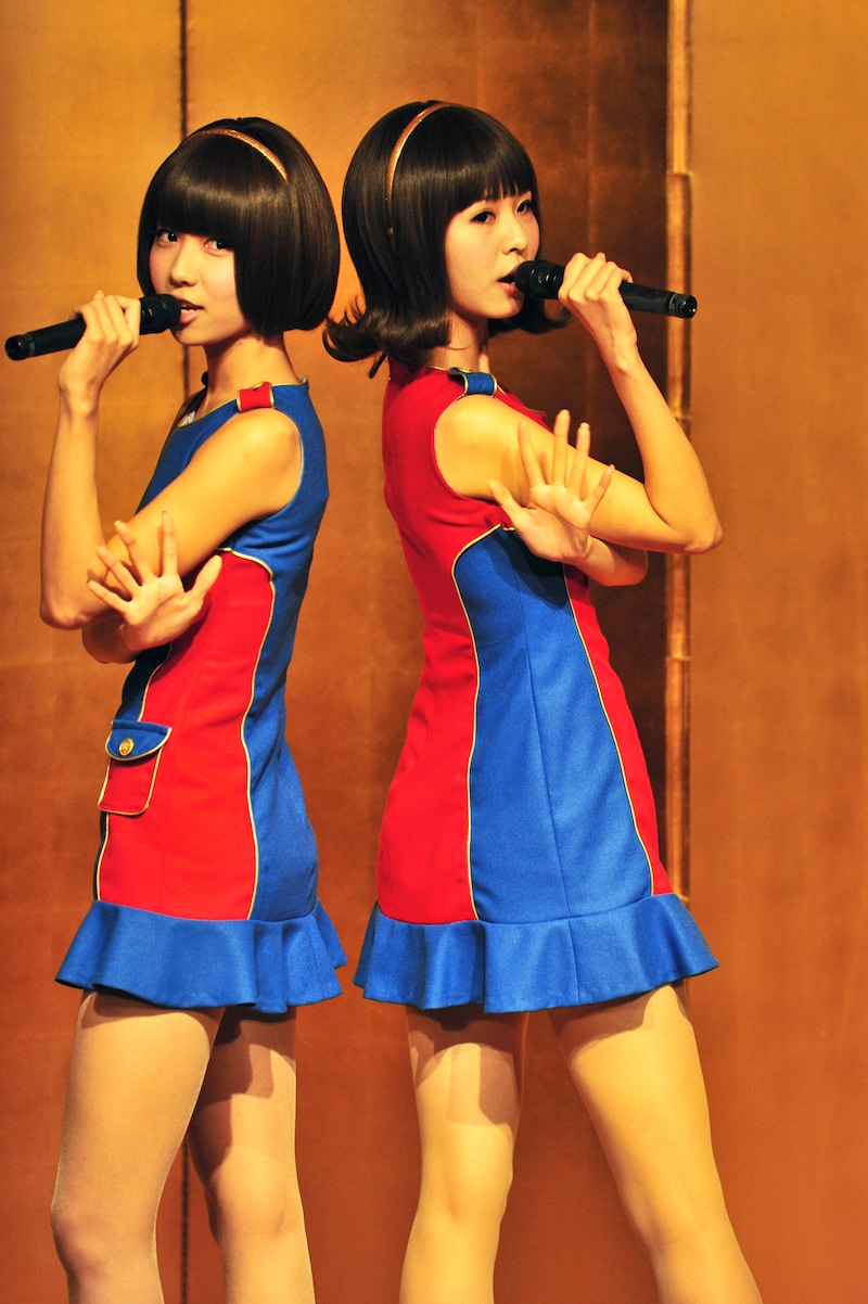 新曲「キラーキュイーン」を歌うバニラビーンズ。