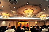 豪華なシャンデリアに照らされてのライブパフォーマンス。