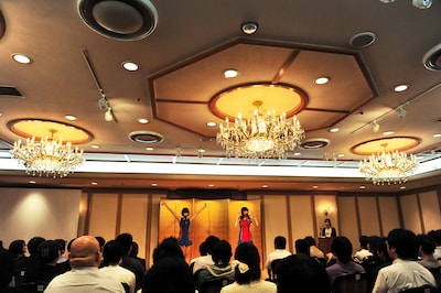 豪華なシャンデリアに照らされてのライブパフォーマンス。