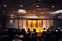 金屏風を背に歌うバニラビーンズ。