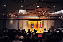 金屏風を背に歌うバニラビーンズ。