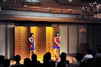 金屏風を背に歌うバニラビーンズ。