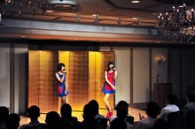 金屏風を背に歌うバニラビーンズ。