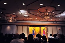 金屏風を背に歌うバニラビーンズ。