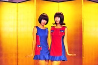 金屏風を背にポーズを決めるバニラビーンズ。