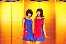 金屏風を背にポーズを決めるバニラビーンズ。